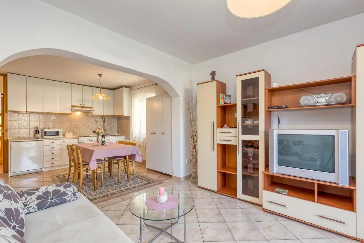 Apartments Azra Pula 0*,  Croatia