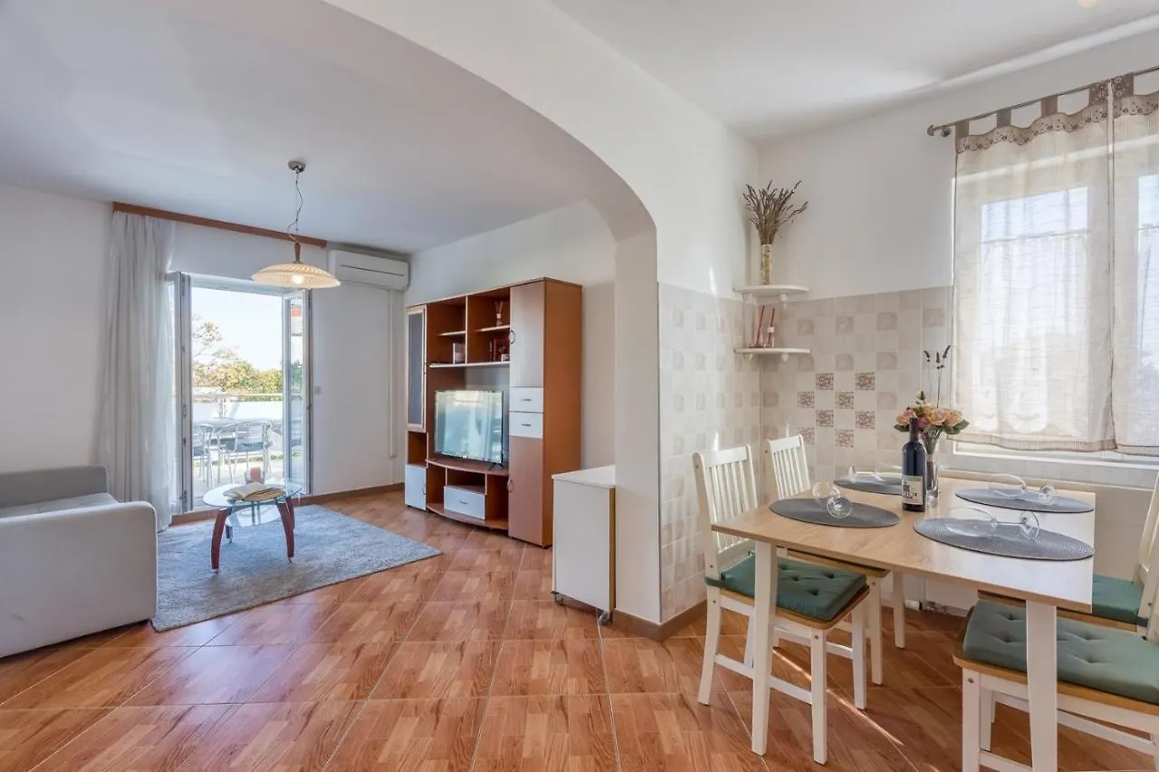 Apartments Azra Pula