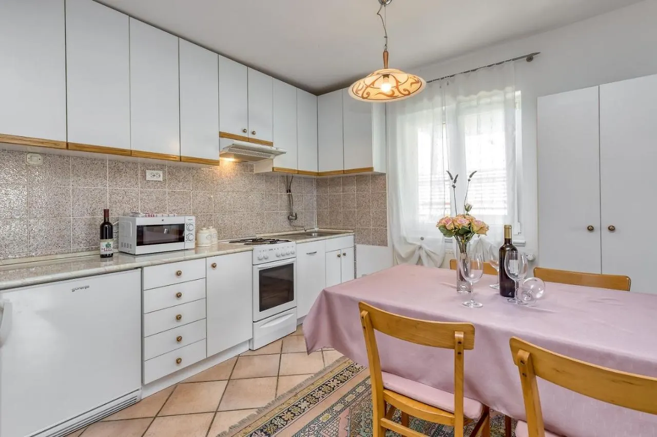 Apartments Azra Pula Croatia