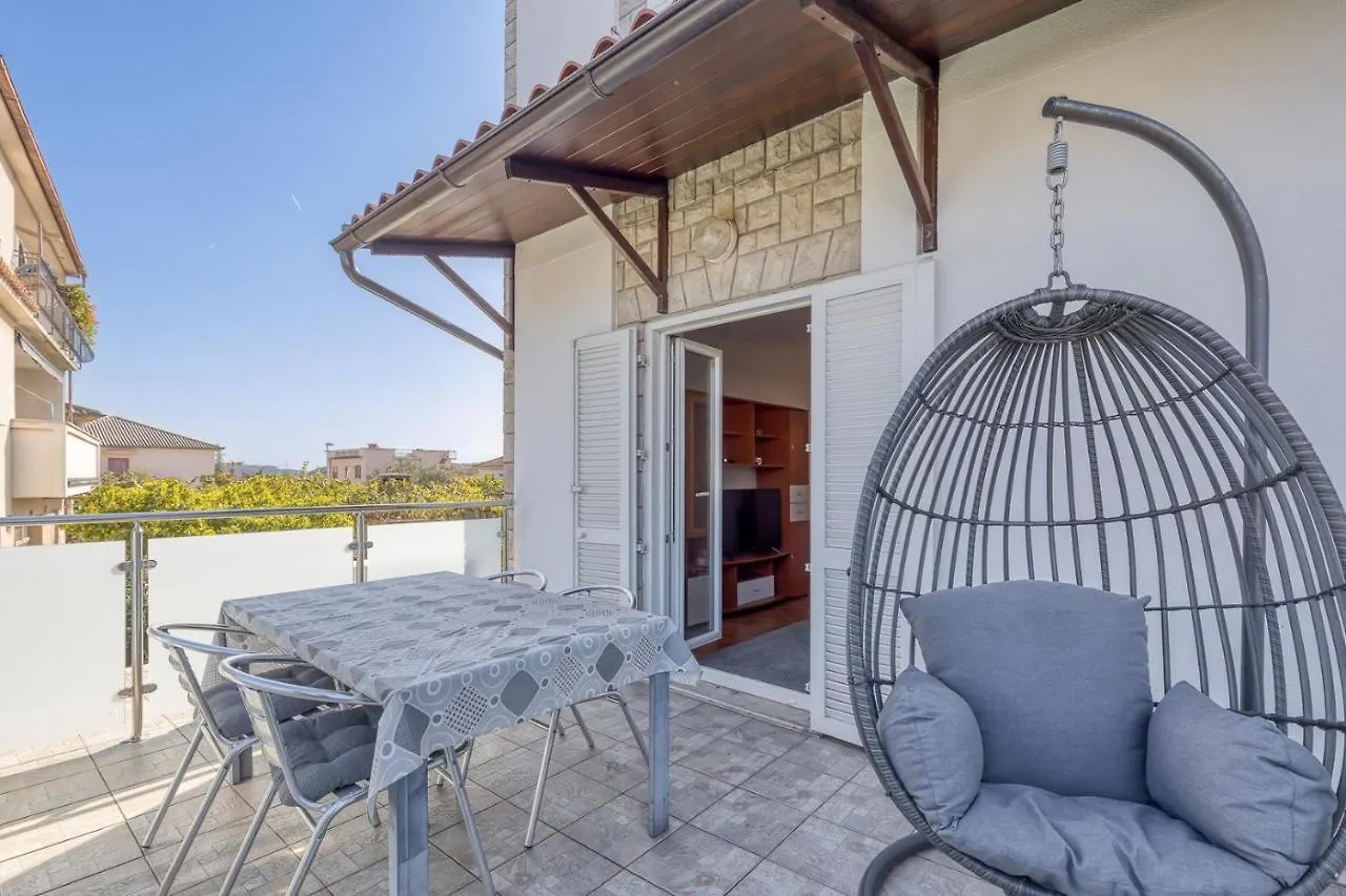 Apartments Azra PUY