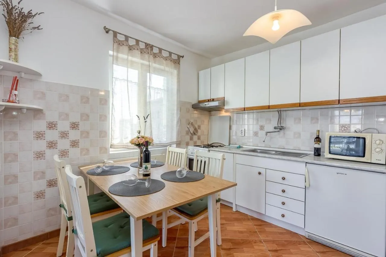 게스트하우스 Apartments Azra PUY